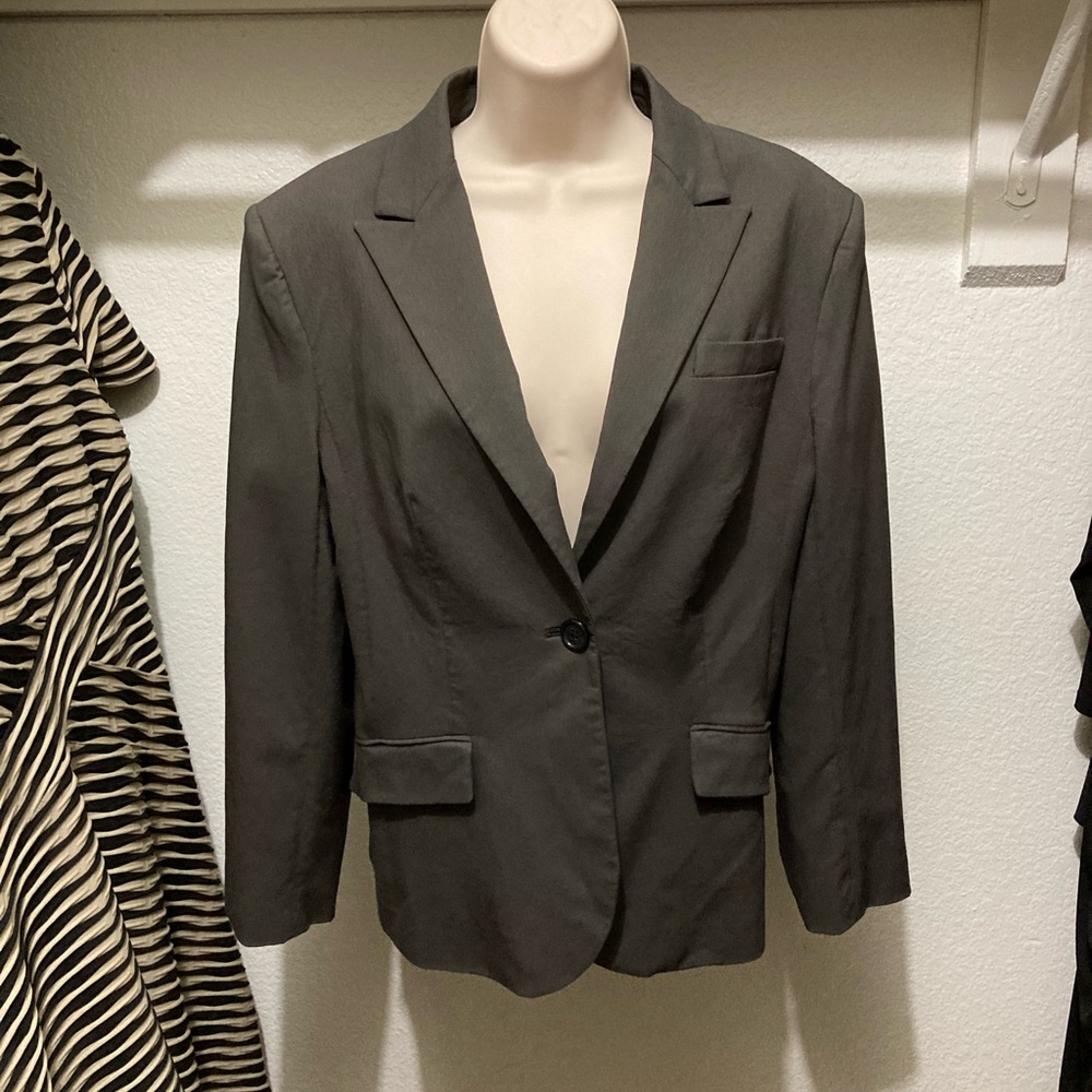 NWOT 38"Bust. The Limited blazer size 12. 25"L Size XL suit. Best offer🌺
